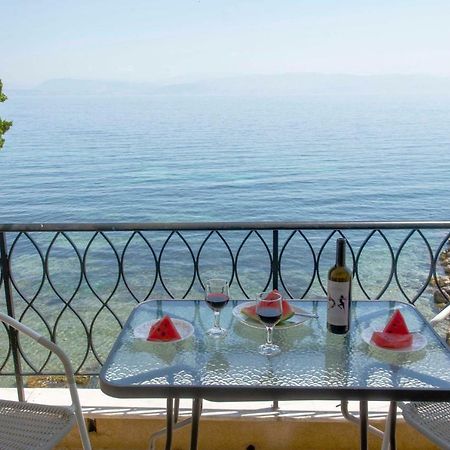 T8 Apartment On The Beach Benitses  Bagian luar foto