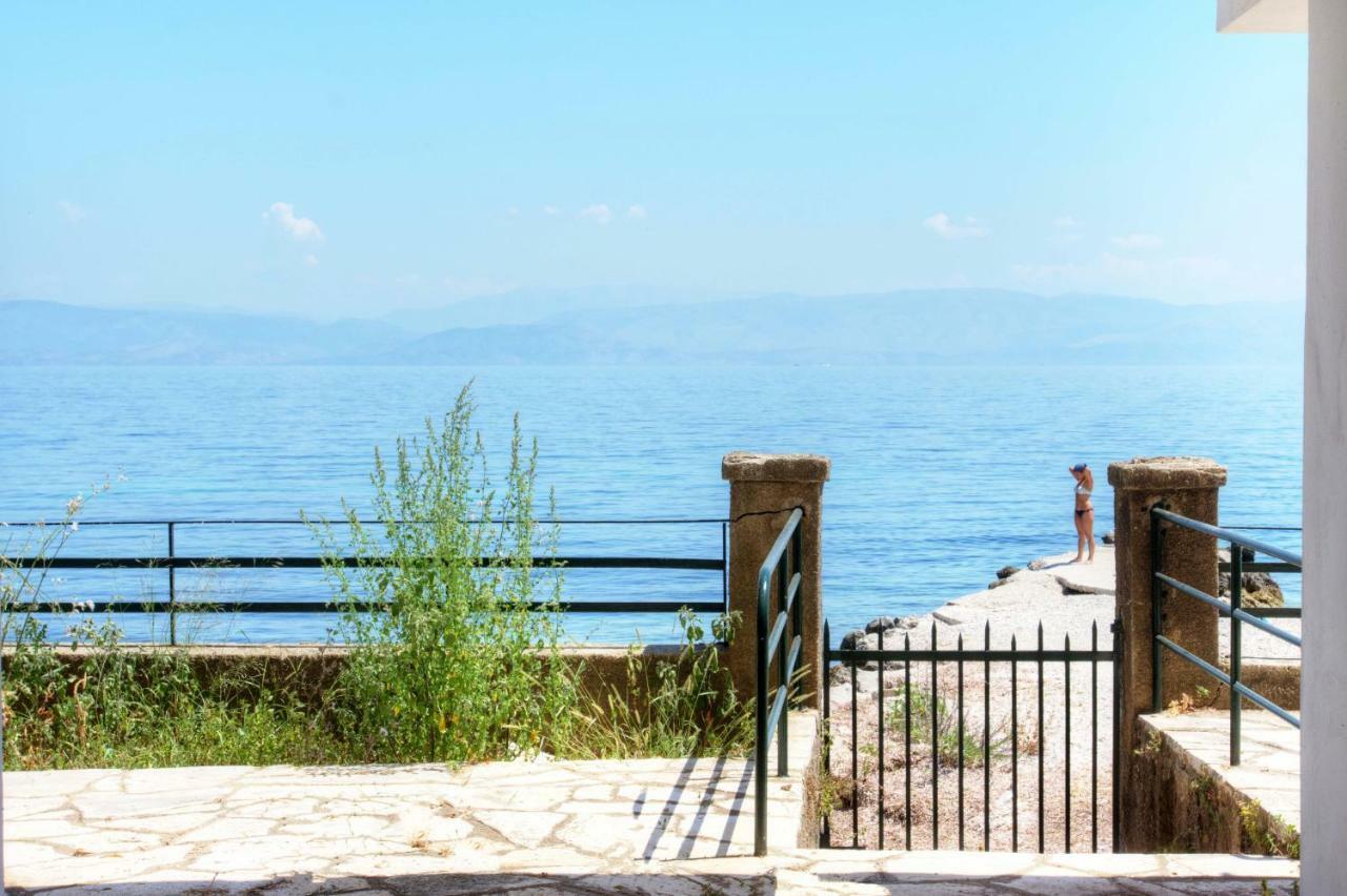 T8 Apartment On The Beach Benitses  Bagian luar foto