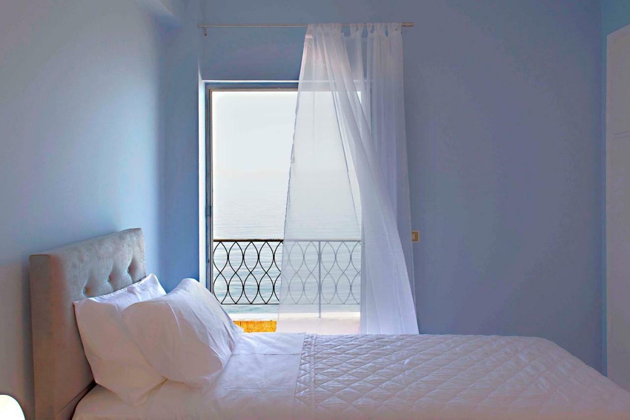 T8 Apartment On The Beach Benitses  Bagian luar foto