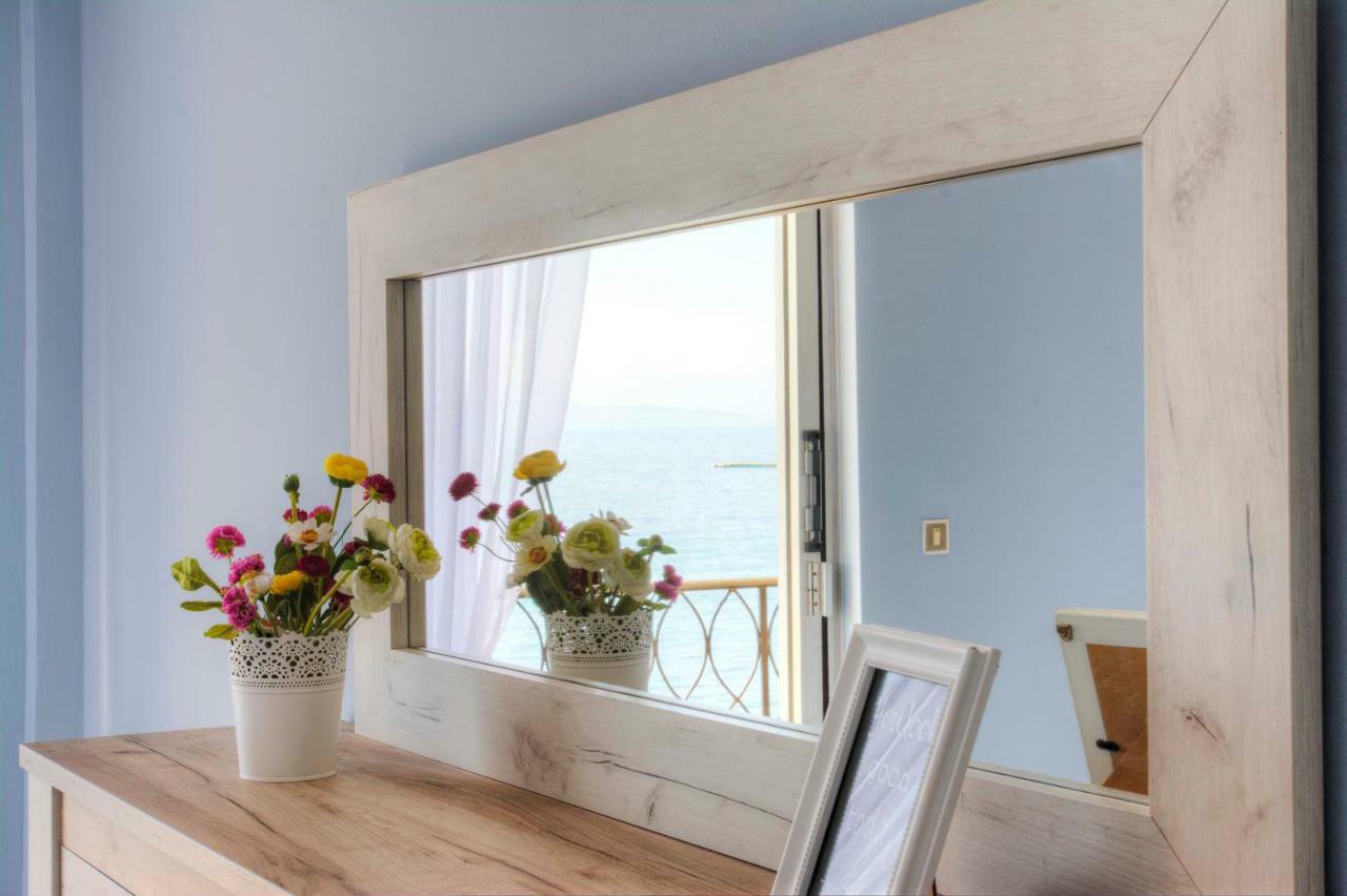 T8 Apartment On The Beach Benitses  Bagian luar foto